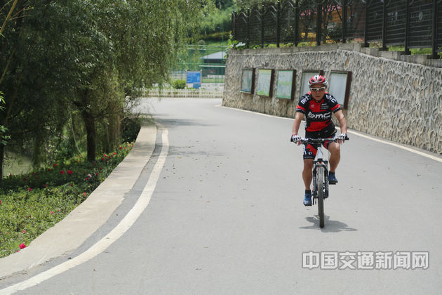 户外骑行运动爱好者也是农村公路的受益者之一。