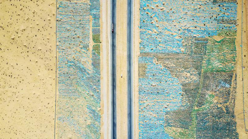 “礼赞新中国  奋进新时代”全国交通运输摄影大赛三等奖     沙漠巨龙  陈小军 摄.jpg