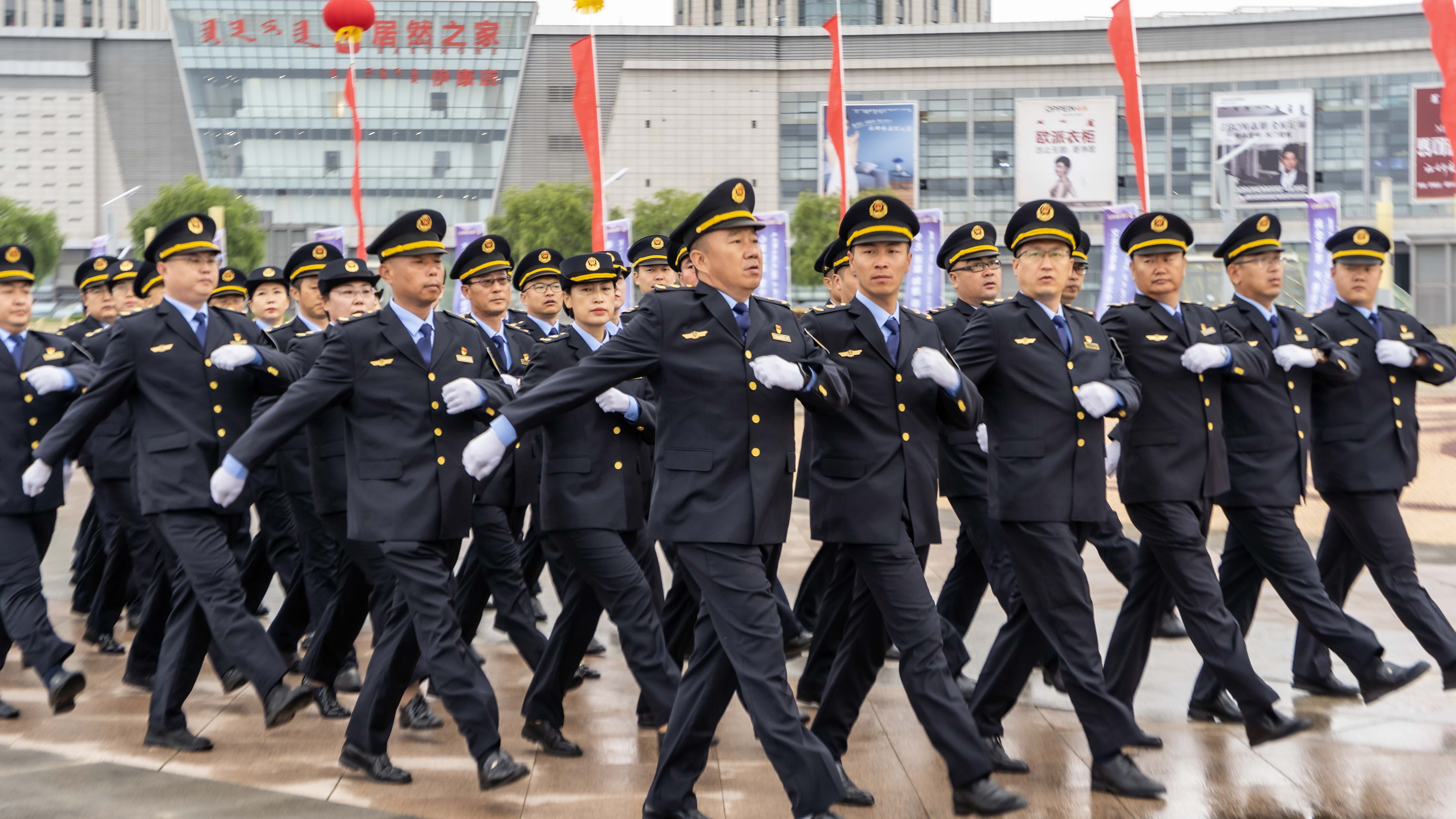 鄂尔多斯市交通运输综合行政执法制服换新颜__中国交通新闻网