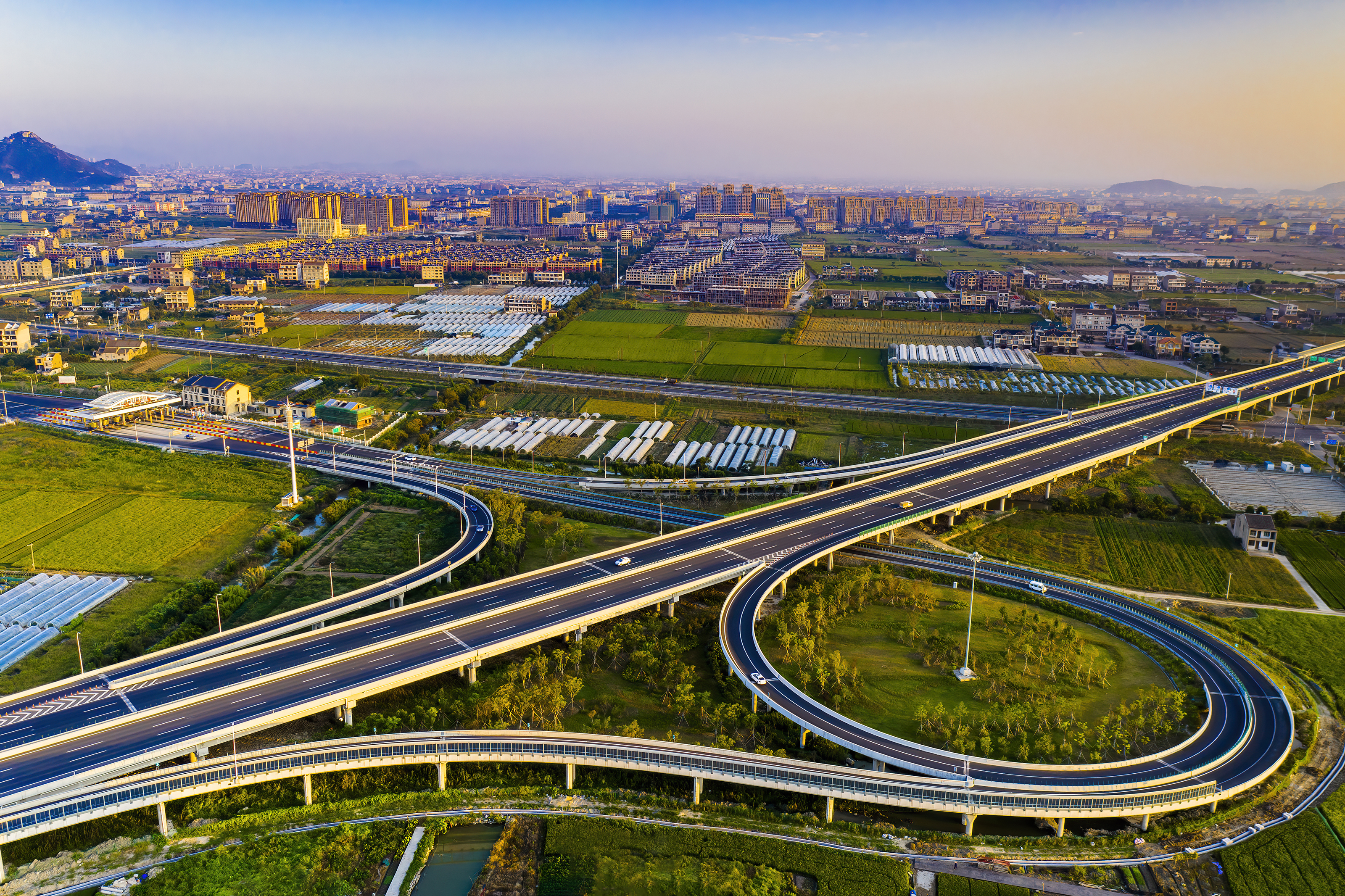 总投资240亿元,是沿海高速公路重要组成部分,由台州市沿海高速公路