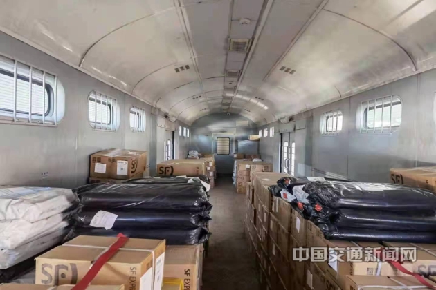 标准的发布实施将为铁路运输企业完善客运列车加挂邮政车厢,行邮专列