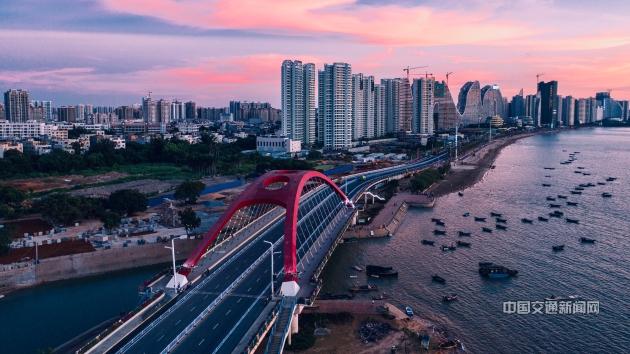 北海市廉州湾大道成为服务地方经济发展的“网红公路”。黄昂 摄.jpg