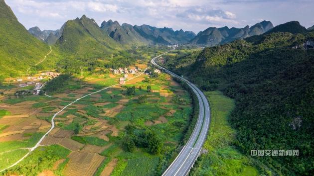 河池至都安高速公路，荣获国家优质工程金奖。.jpg