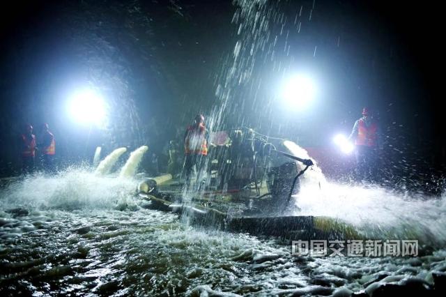 德江隧道左洞涌水处置中(1134155)-20211222203438.jpg