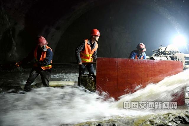 靳俊奇（中）在德江隧道贯通段施工现场(1134137)-20211222203411.jpg
