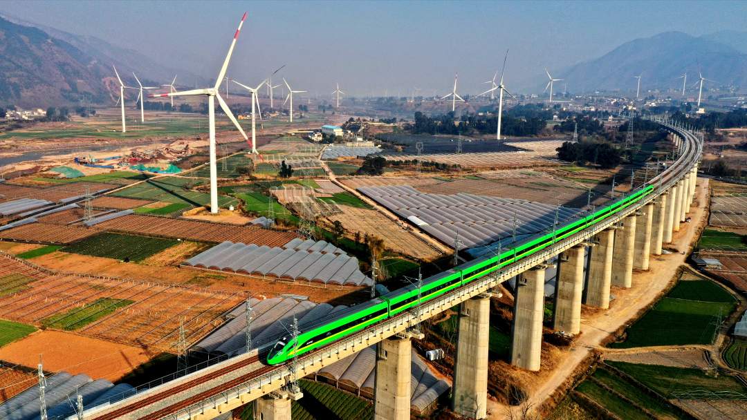 复兴号动车组首次开进大凉山