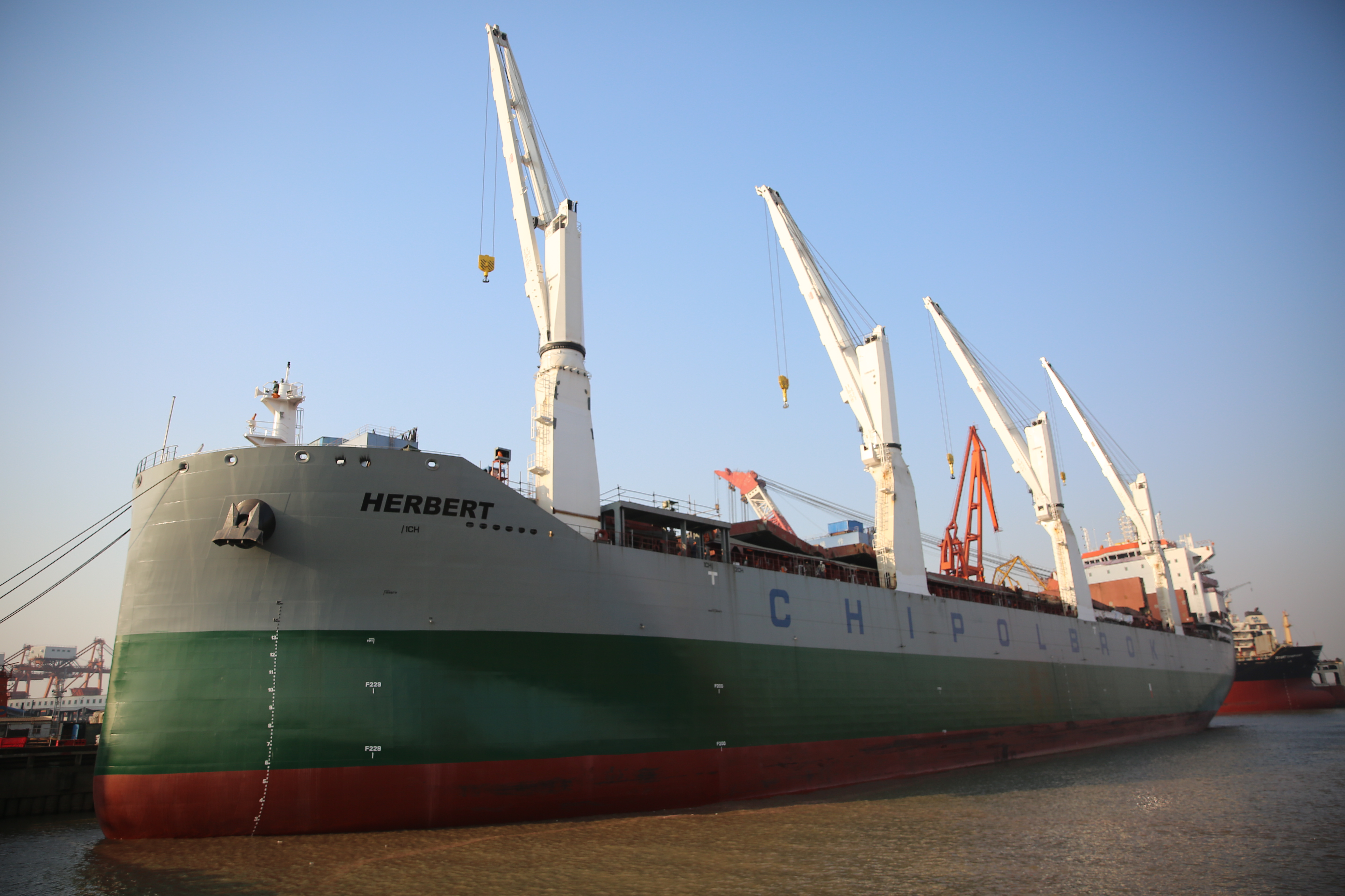 平台建设为两翼,以客户需求为导向,持续巩固重大件运输的传统核心优势