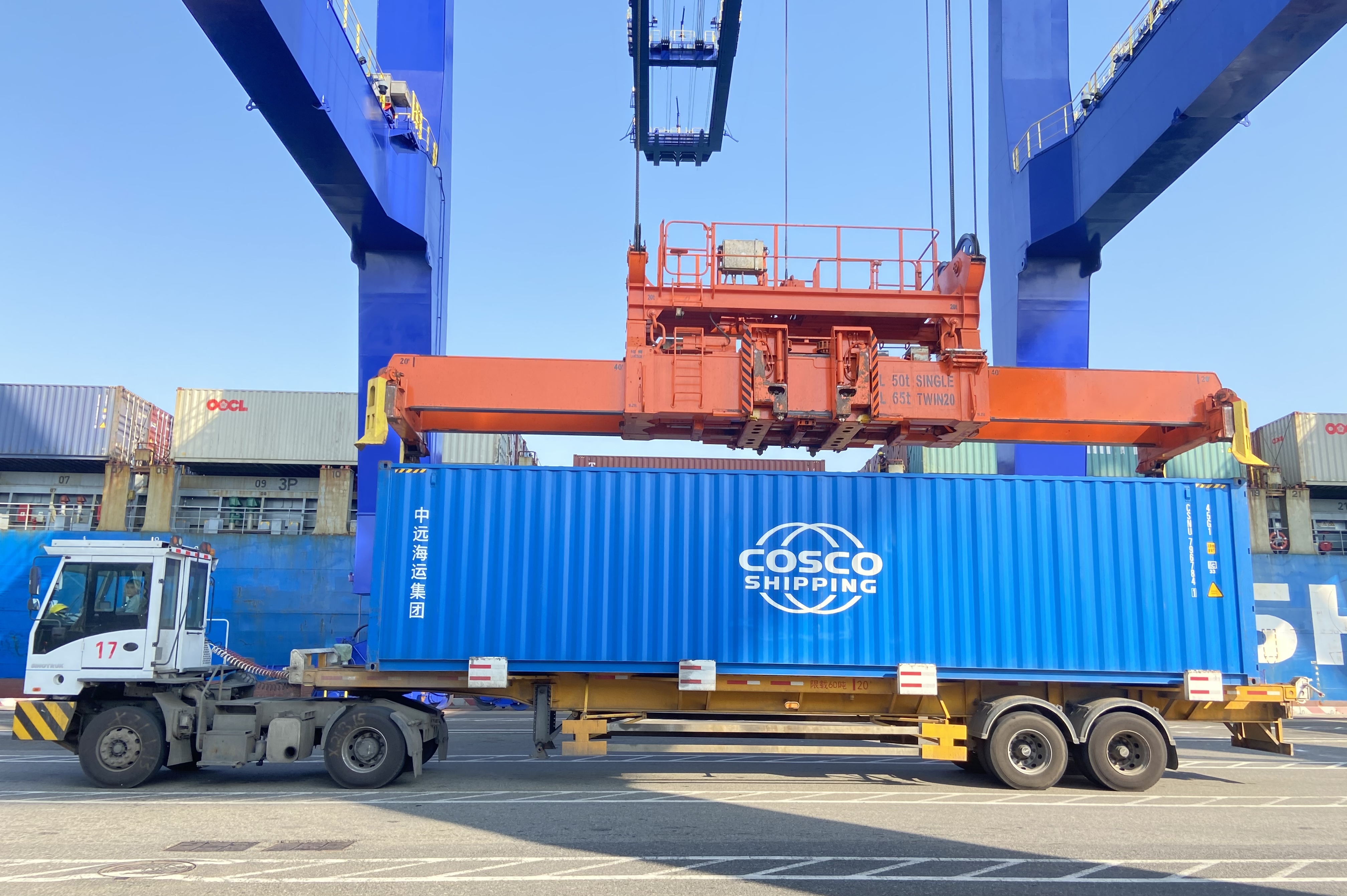 春风浩荡奋楫远航写在中远海运集团成立六周年之际