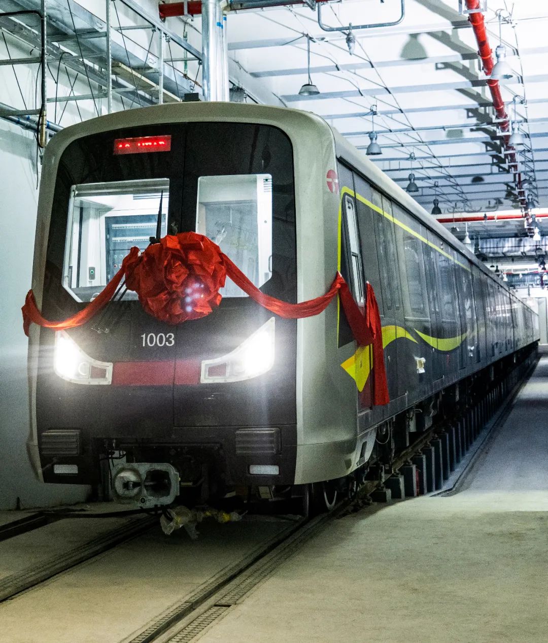 天津地铁10号线一期工程首辆列车入驻梨园头车辆段