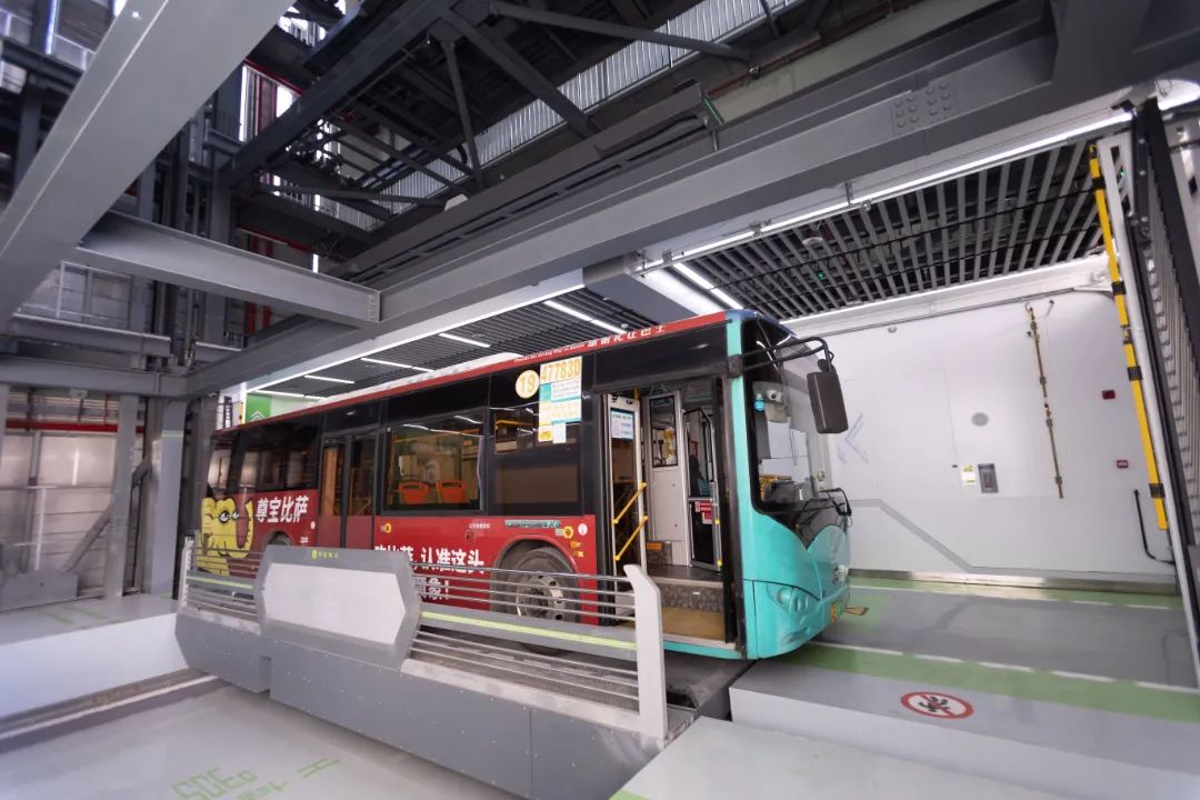 该车库为4组9层垂直升降类立体公交车库,实现了新能源公交车立体存放