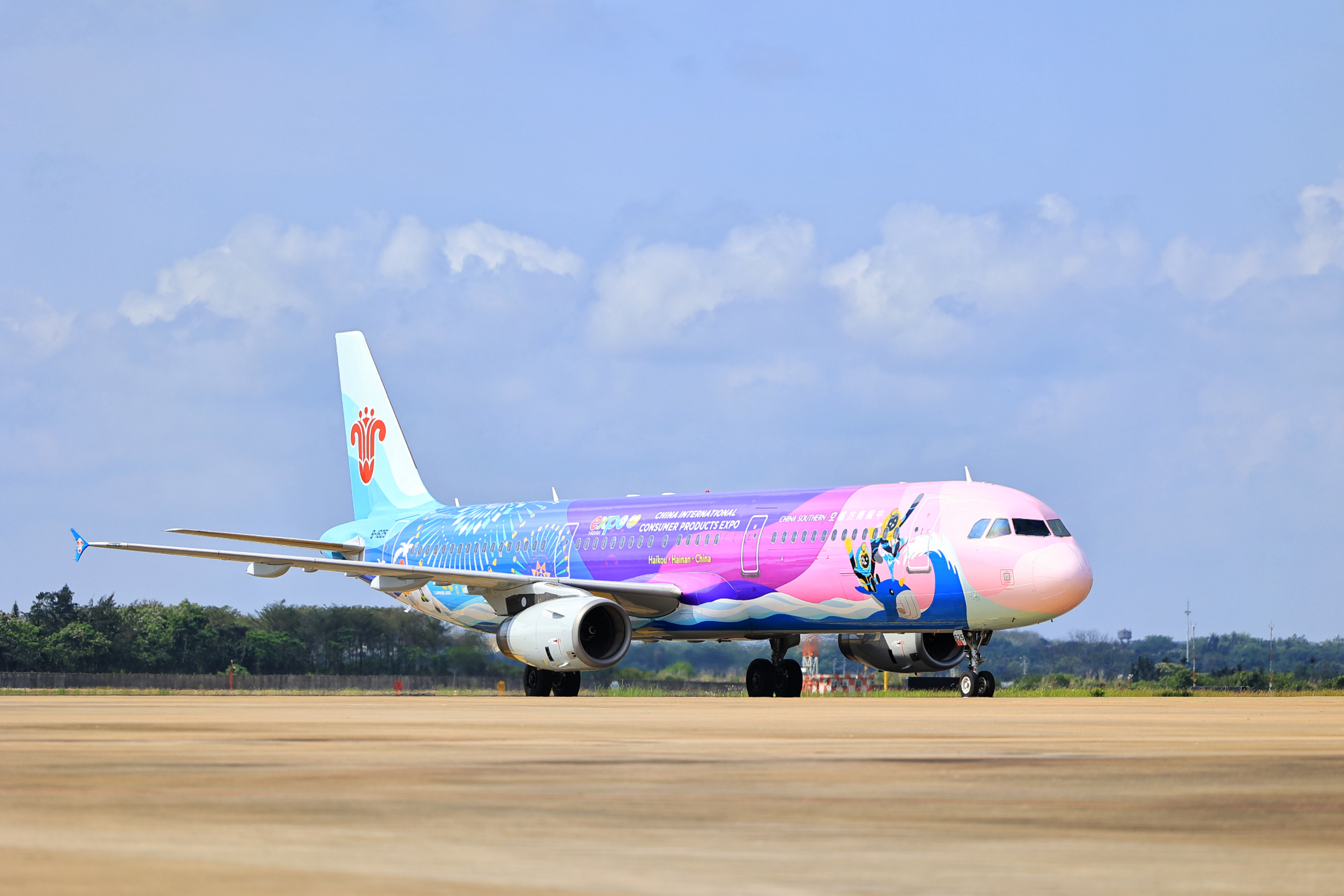 全舱消博会元素吸睛"消博号"彩绘飞机两侧采用不同的设计图案,以消博