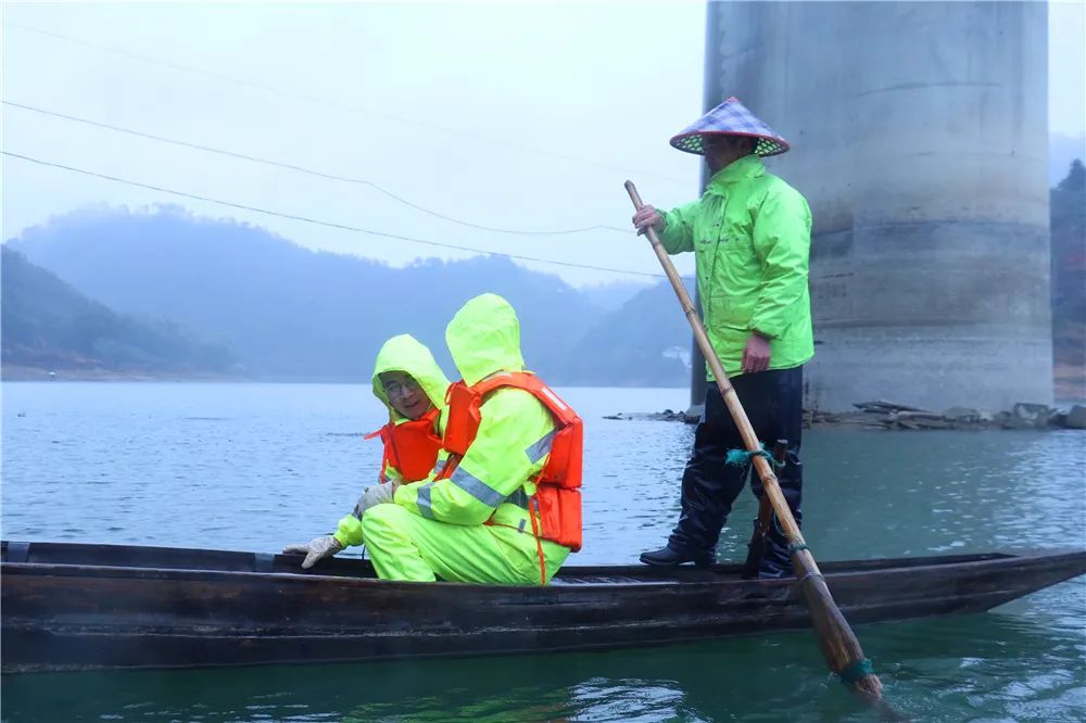 这个岗位不一般他们划船去上班