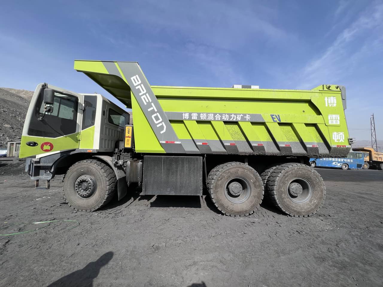 装配玉柴芯蓝增程器新能源矿卡发布