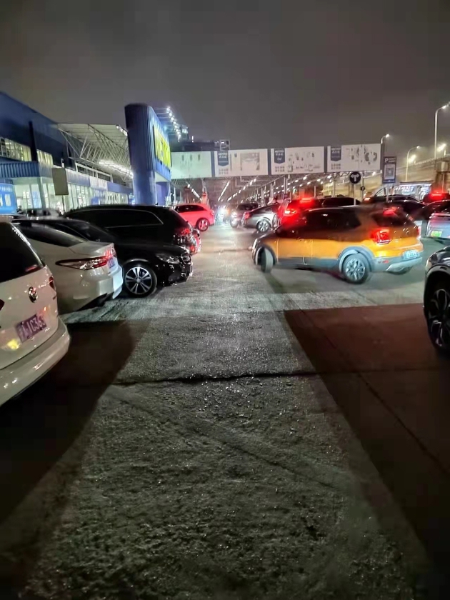 封控前一晚，浦东某超市门前停满了车。