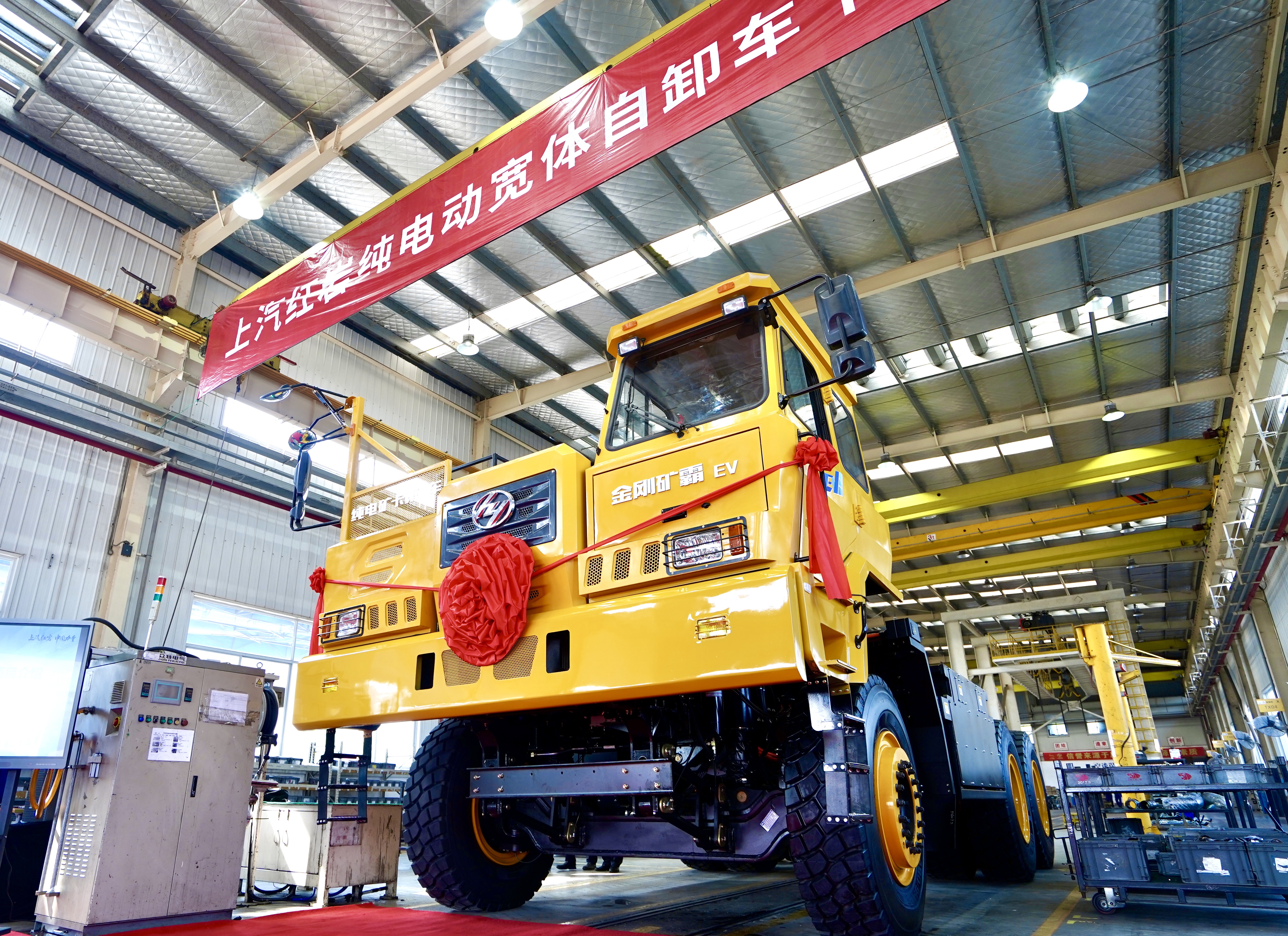 上汽红岩纯电动宽体自卸车重庆下线