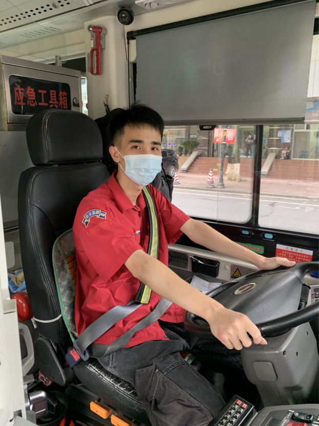 张山河的父亲张方中是l2线的公交司机,在父亲的影响下,张山河从小立志