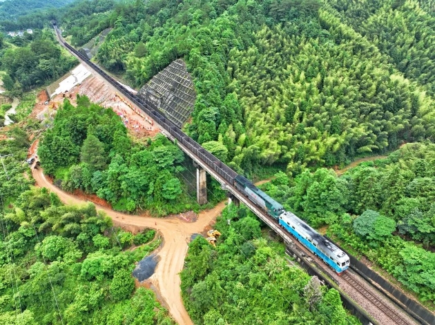 昼夜奋战赣龙铁路恢复通车