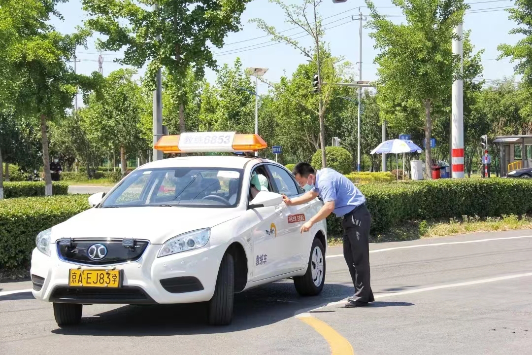 暑期学车潮择校擦亮眼
