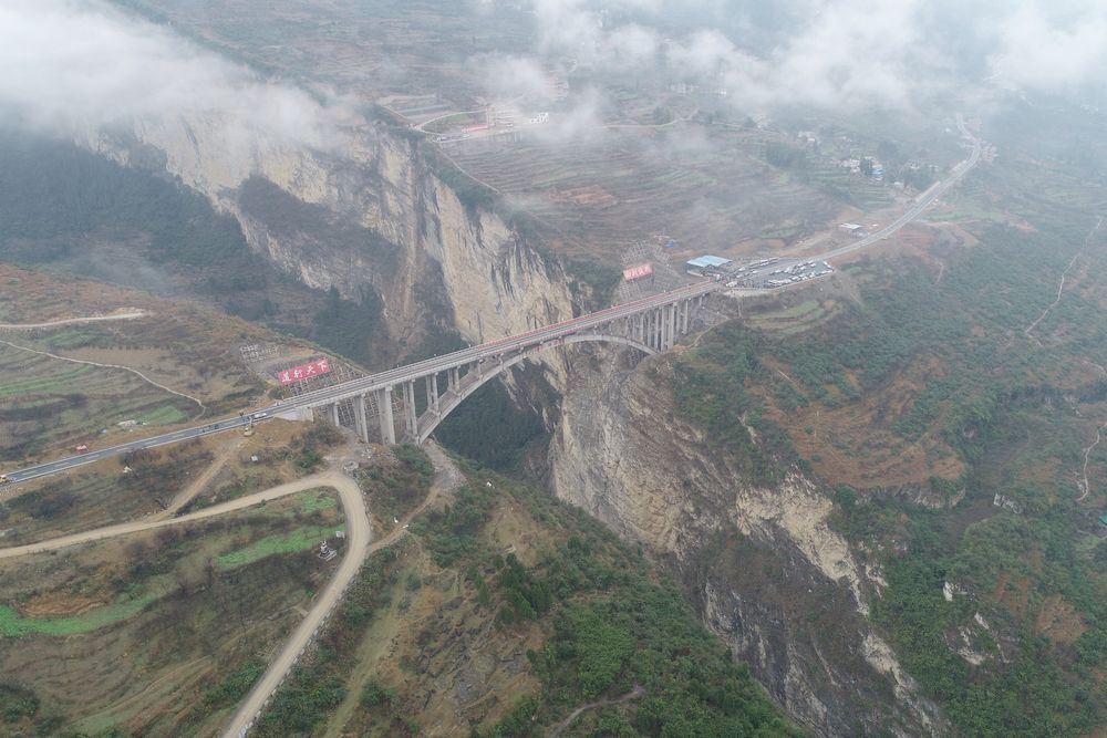 是心动啊雨后的鸡鸣三省大桥下浮现心形浅滩
