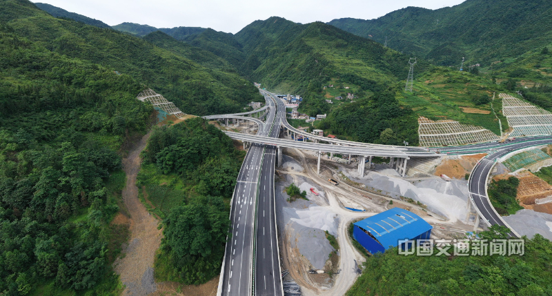宜昭高速公路川滇界至昭通彝良海子段(二期工程)正式通车 __中国交通