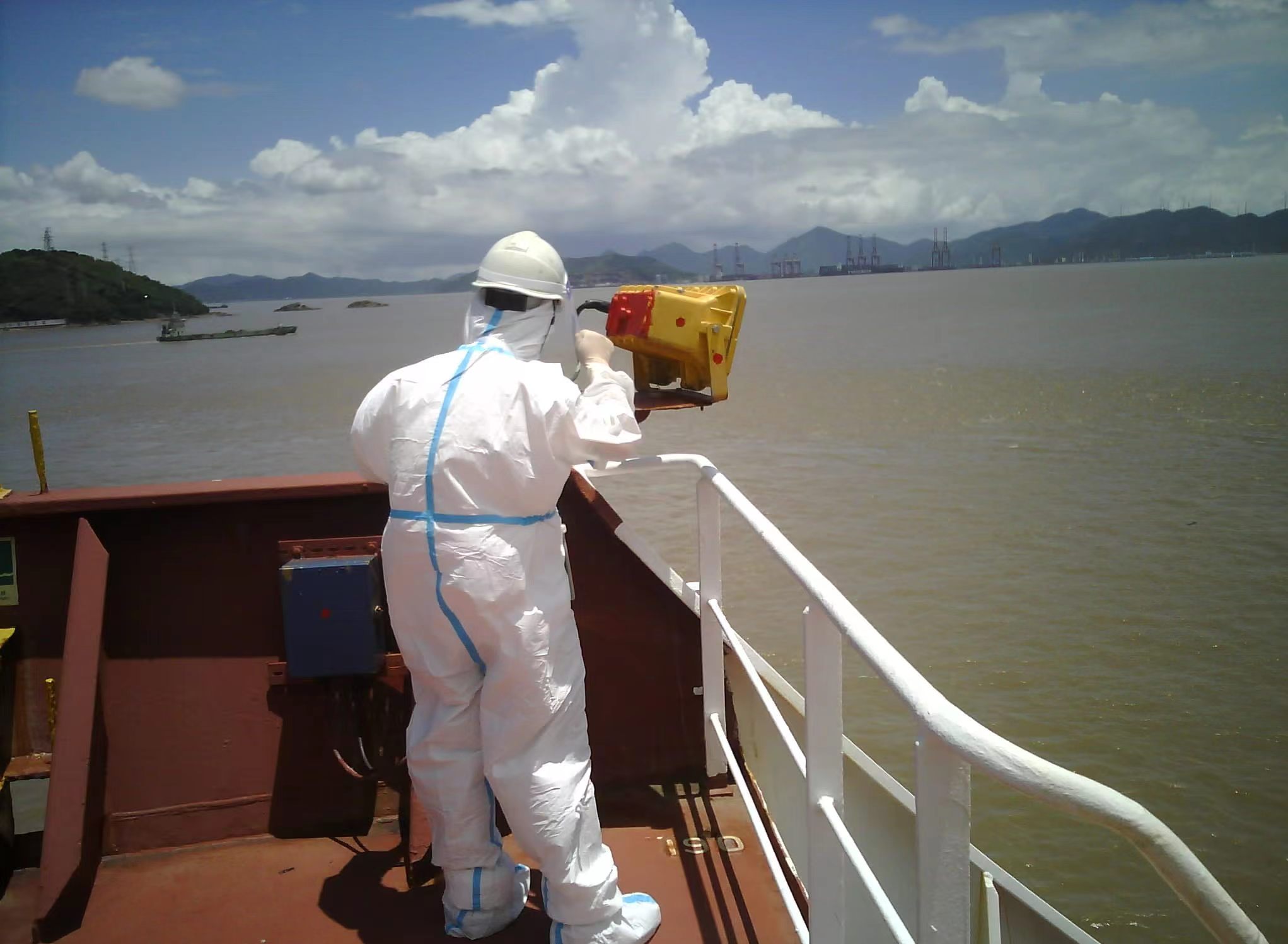 67ccs浙江分社国际航行船舶检验专班验船师勇战高温