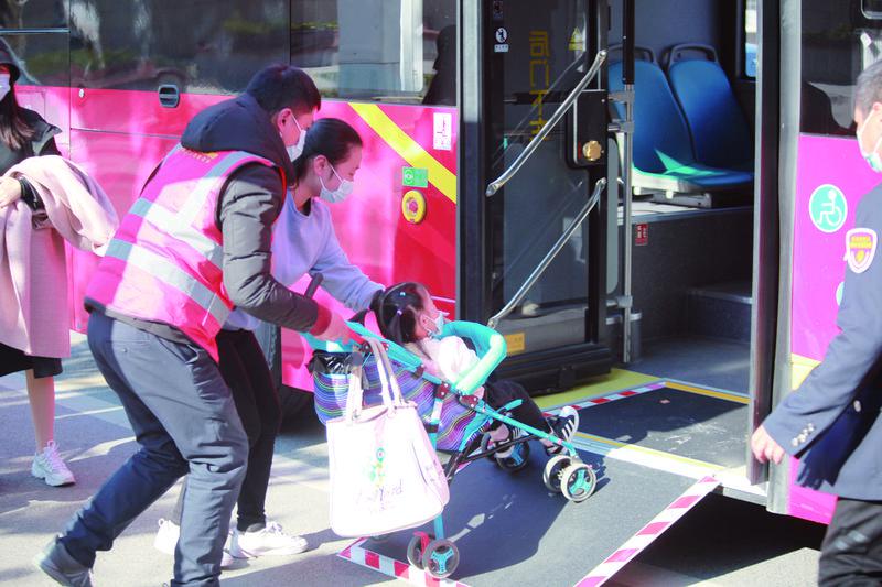 定制公交满足高品质出行需求_微循环公交打通城市发展脉络_微循环公交打通出行最后一公里