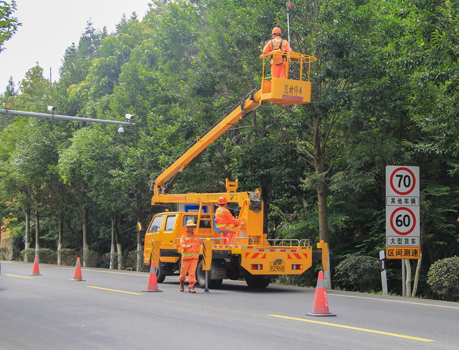 绿化养护作业。龙岩市公路事业发展中心供图