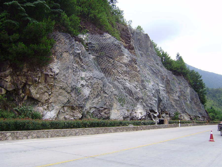 安保工程建设现场。龙岩市公路事业发展中心供图