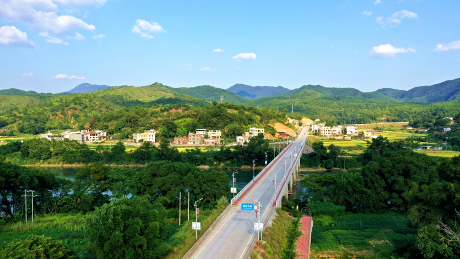四好农村路市级示范路上杭官庄段(官庄大桥)。龙岩市公路事业发展中心供图