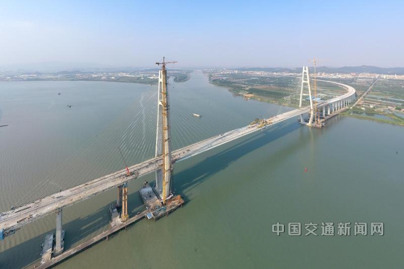 广东中开高速公路江门段银洲湖大桥中跨顺利合龙