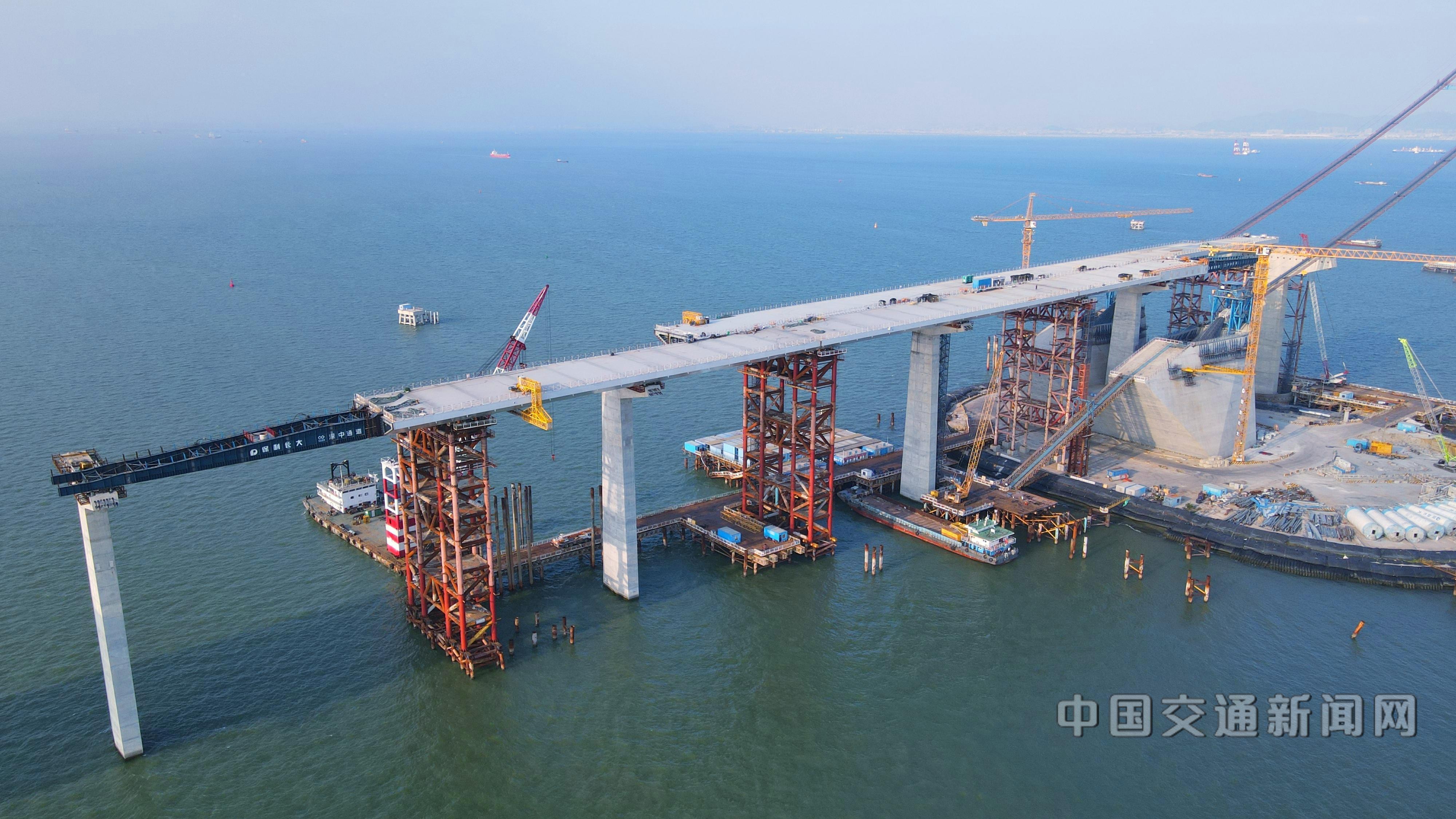 深中通道伶仃洋大桥西锚碇区域钢箱梁顶推施工完毕__中国交通新闻网