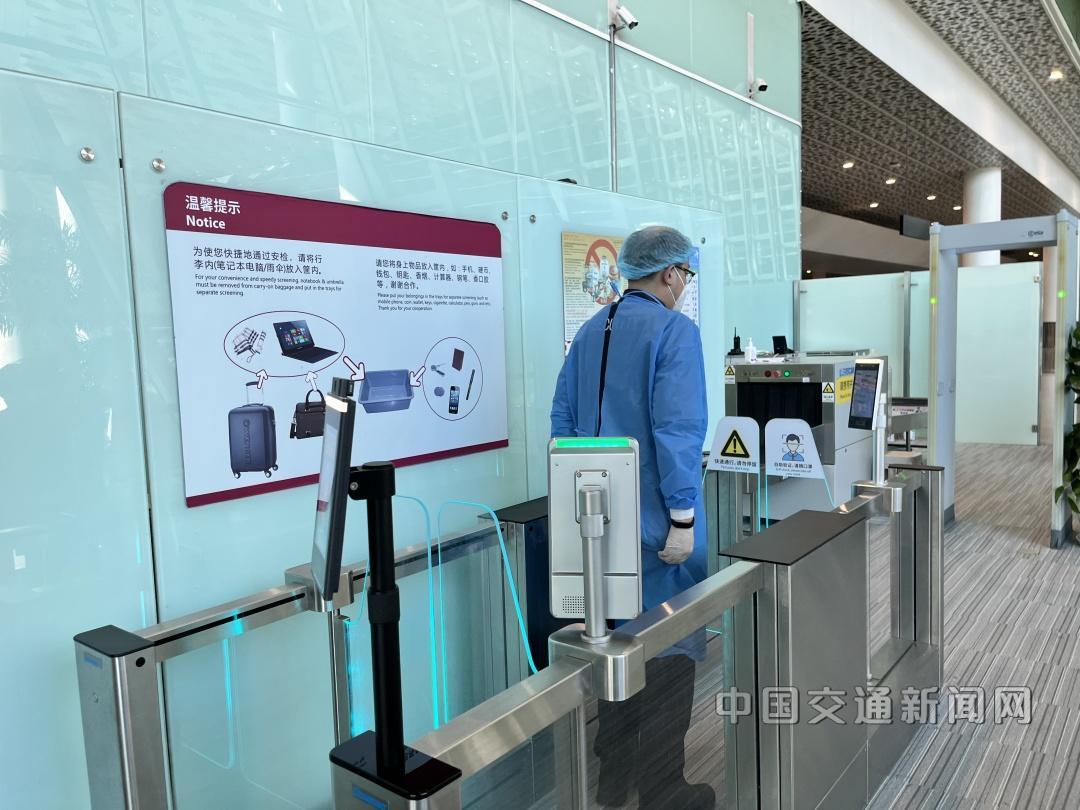 “智慧安检”再升级 深圳机场首条无接触式工作人员自助安检通道启用