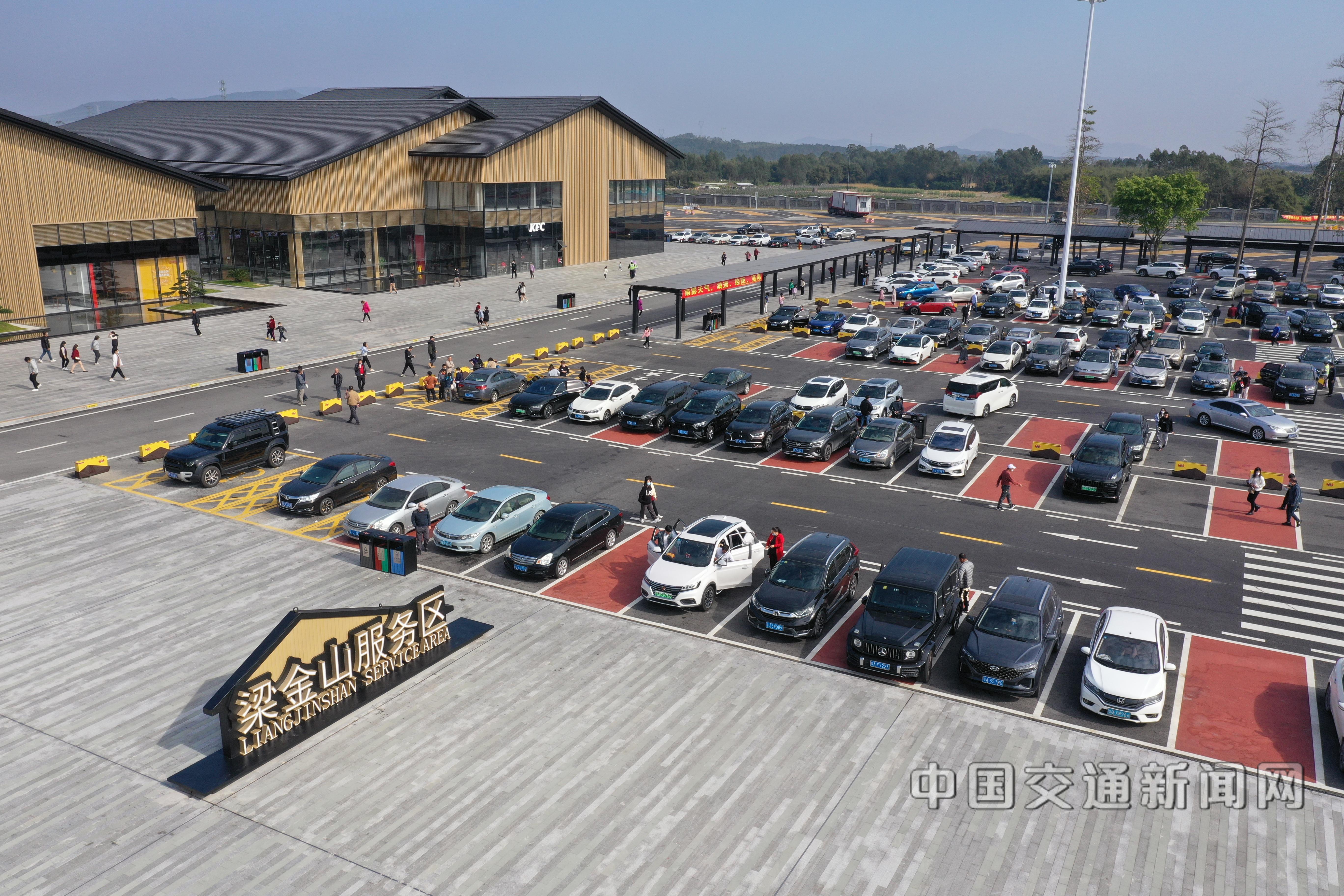 广东最大高速服务区点燃年味