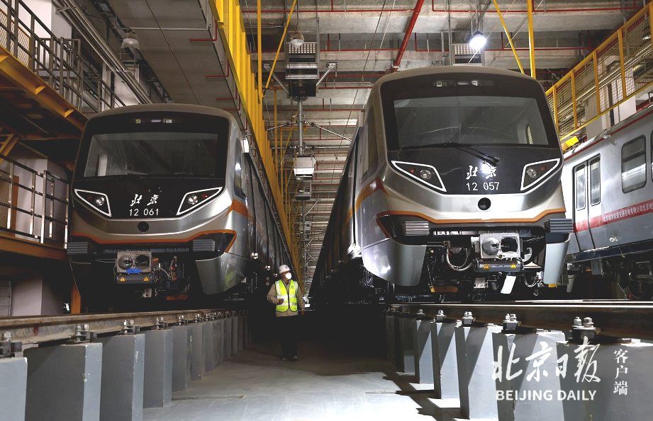 北京地铁12号线新车亮相__中国交通新闻网