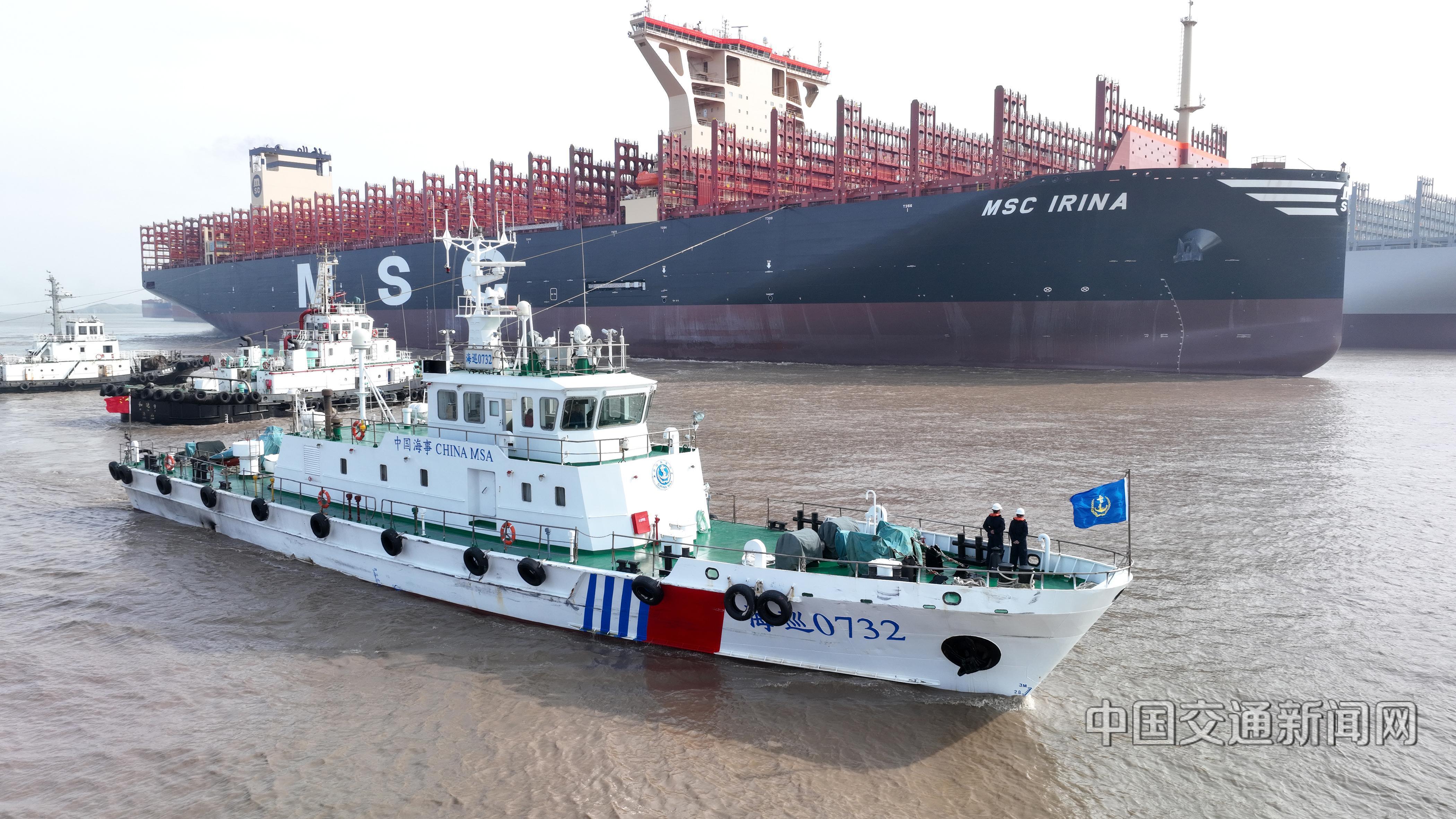 护航巨轮离泊出港__中国交通新闻网