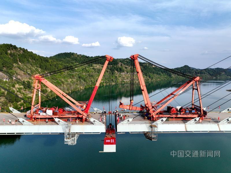 我国首座双线高速铁路高低塔混合梁斜拉桥合龙__中国交通新闻网