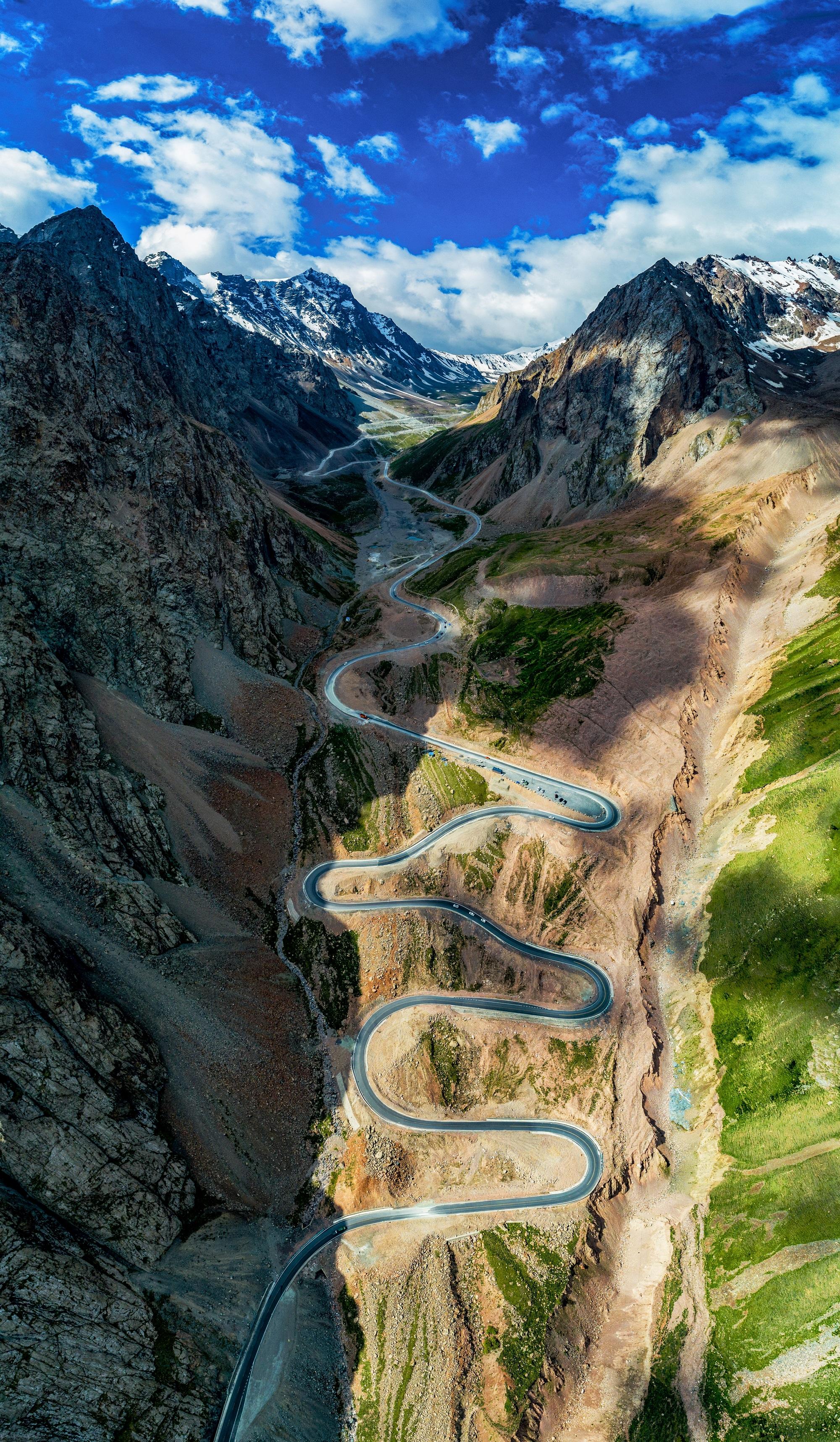 春回独库公路.赖宇宁 摄养护站流动房车移动的家.