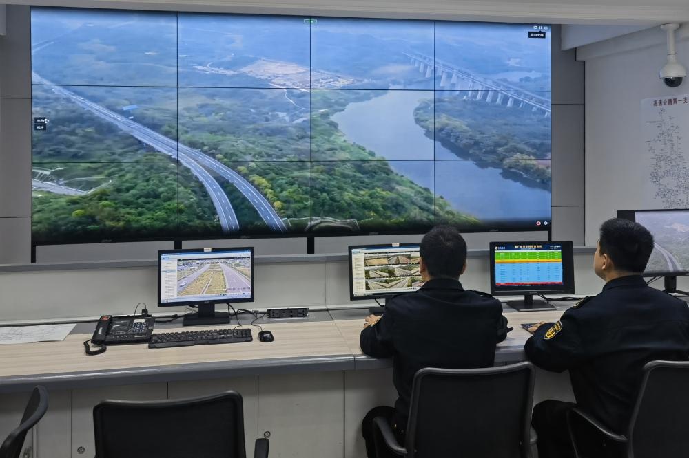 无人机自动巡查山城雾都高速公路__中国交通新闻网