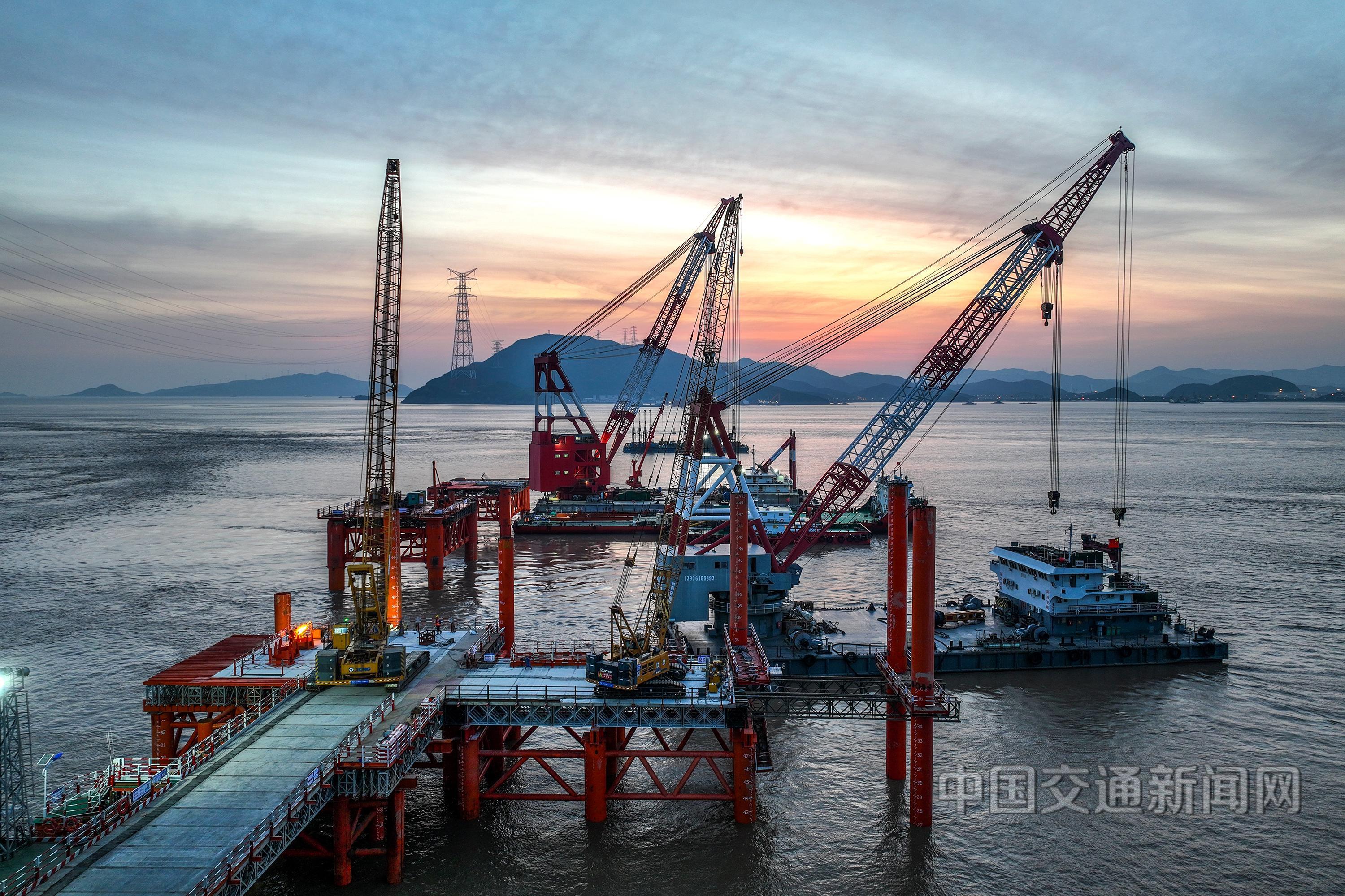 浙江甬舟铁路西堠门公铁两用大桥金塘侧施工现场