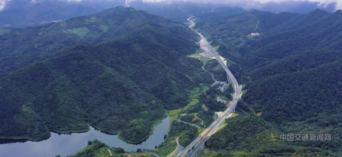 乐百高速公路与自然环境相协调。.png