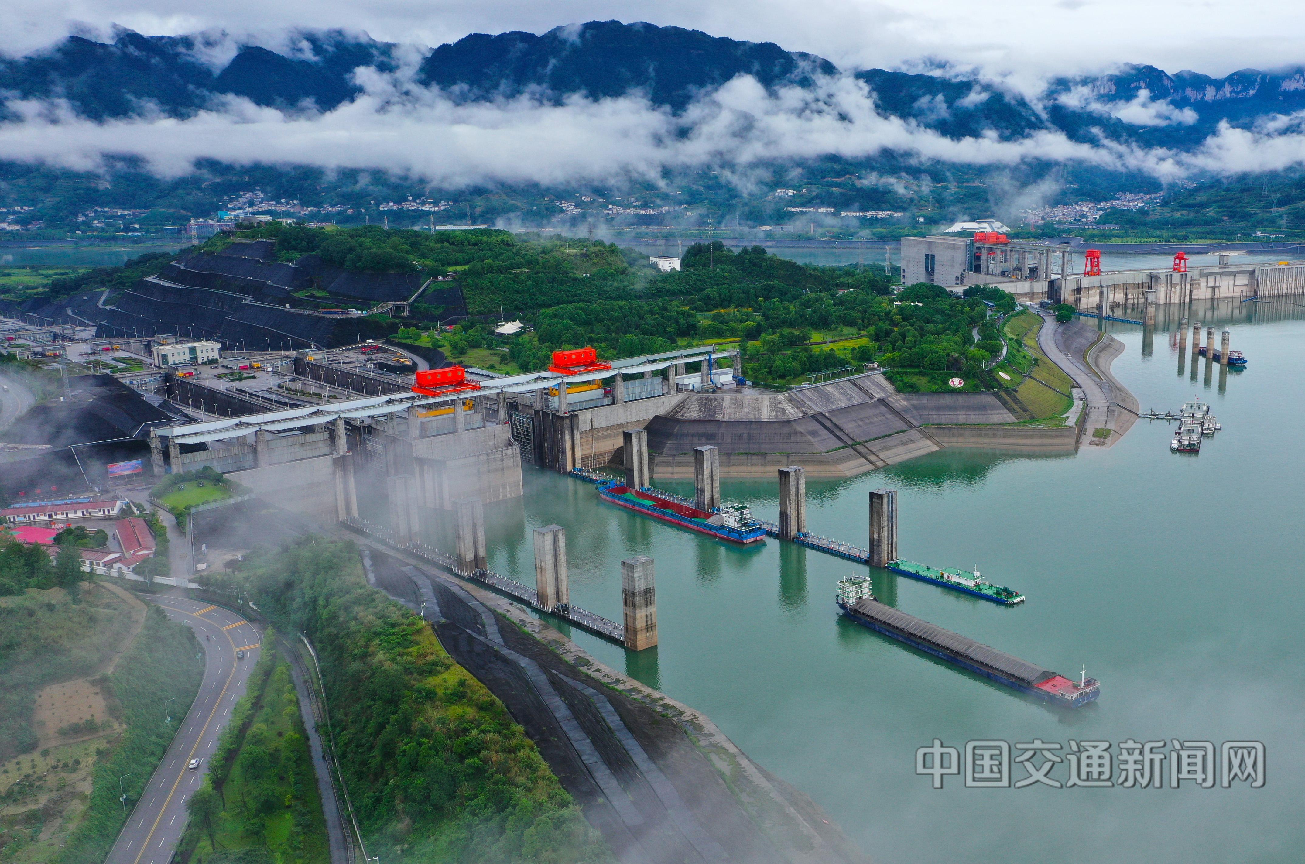 黄善君 图6月18日,据长江三峡通航管理局统计数据显示,三峡船闸自2003