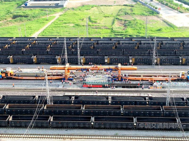 “太行号”完成新梁精准落位2.jpg