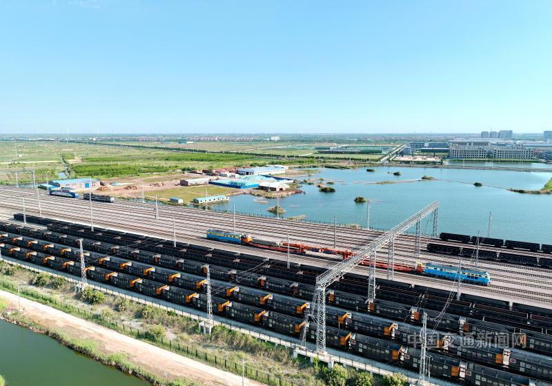 “太行号”通过线上驶向更换旧梁点位.jpg