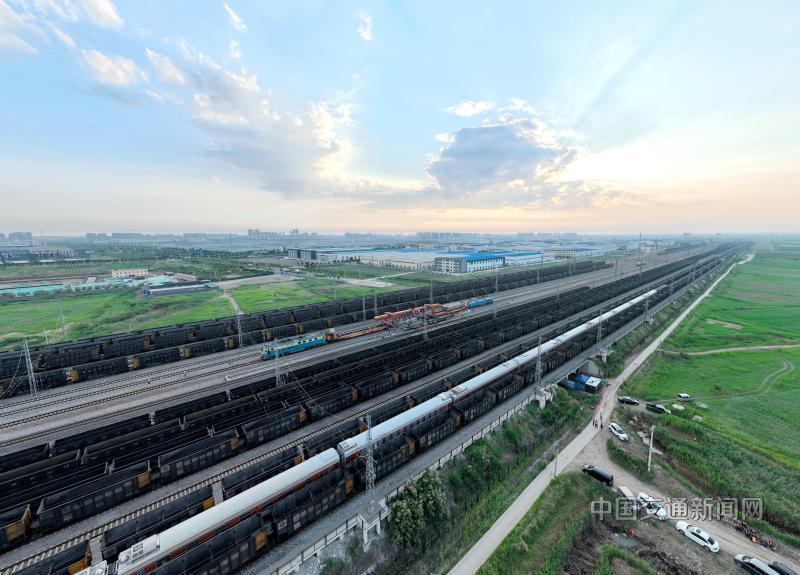 “太行号”在我国西煤东运第二大通道朔黄铁路正线进行换梁作业.jpg
