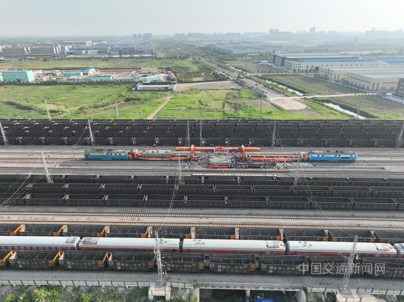 “太行号”将新梁精准落位1.jpg