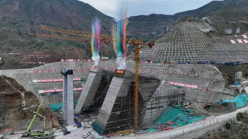 新型框架基础锚锭封顶6.jpg