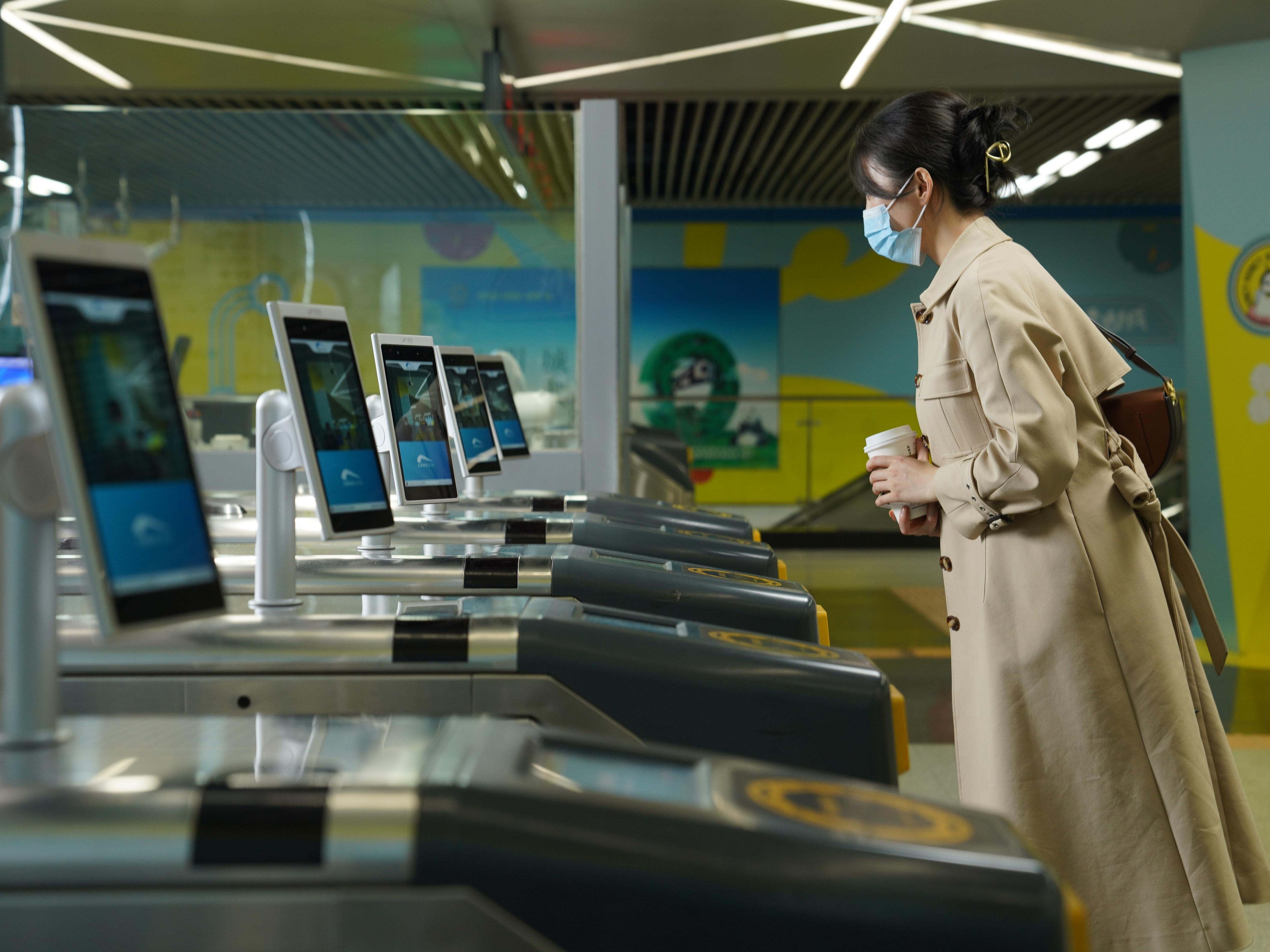 成都地铁乘客刷脸进站。陈杰 供图.jpg