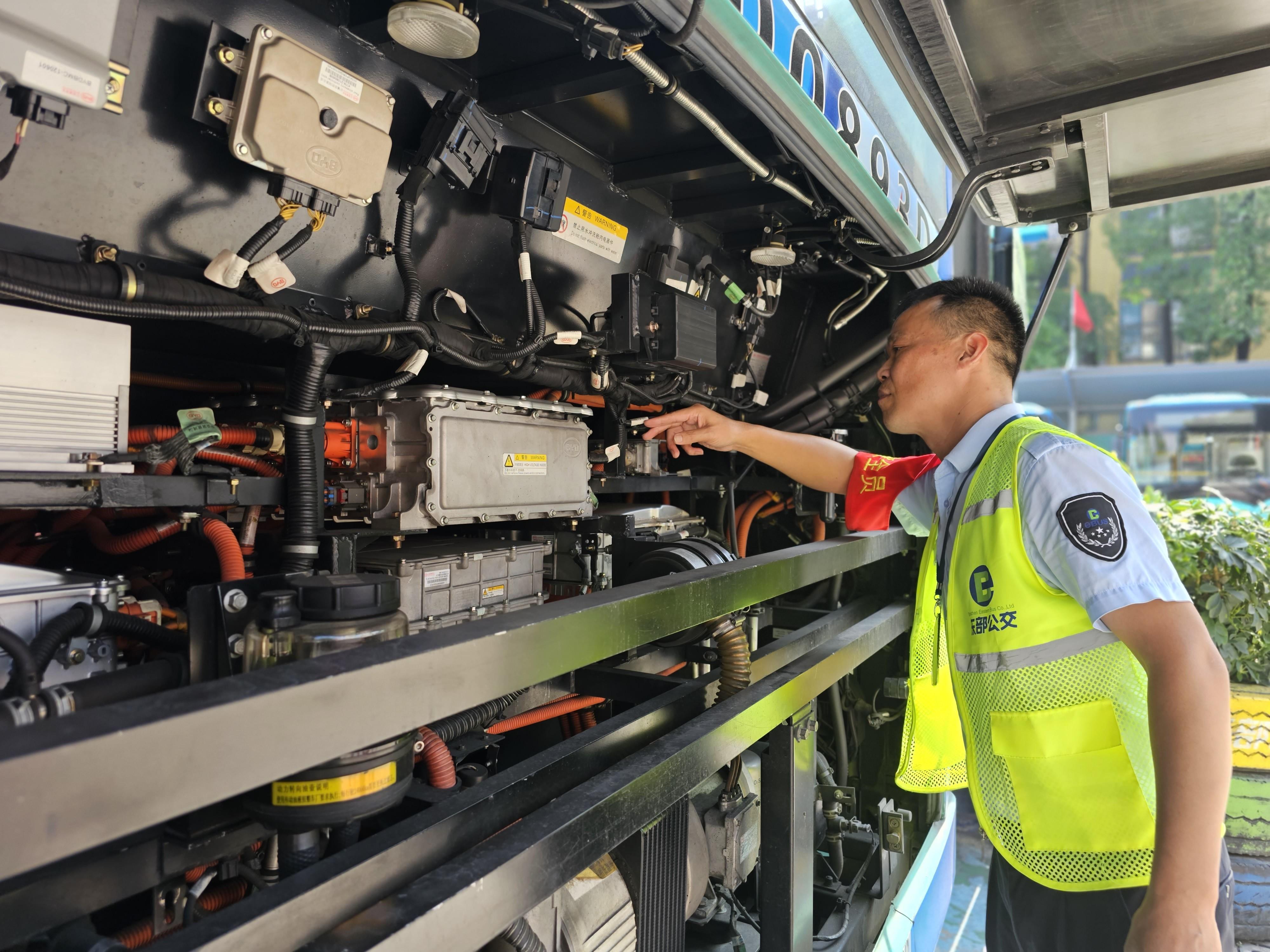 160万公里的匠心与梦——访深圳东部公交369路驾驶员陈新华__中国交通