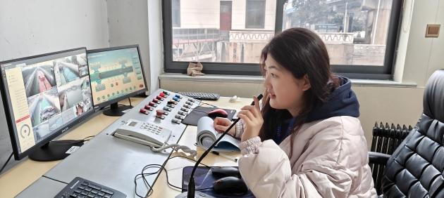 皂河船闸二号闸上游值班员谢启源.jpg