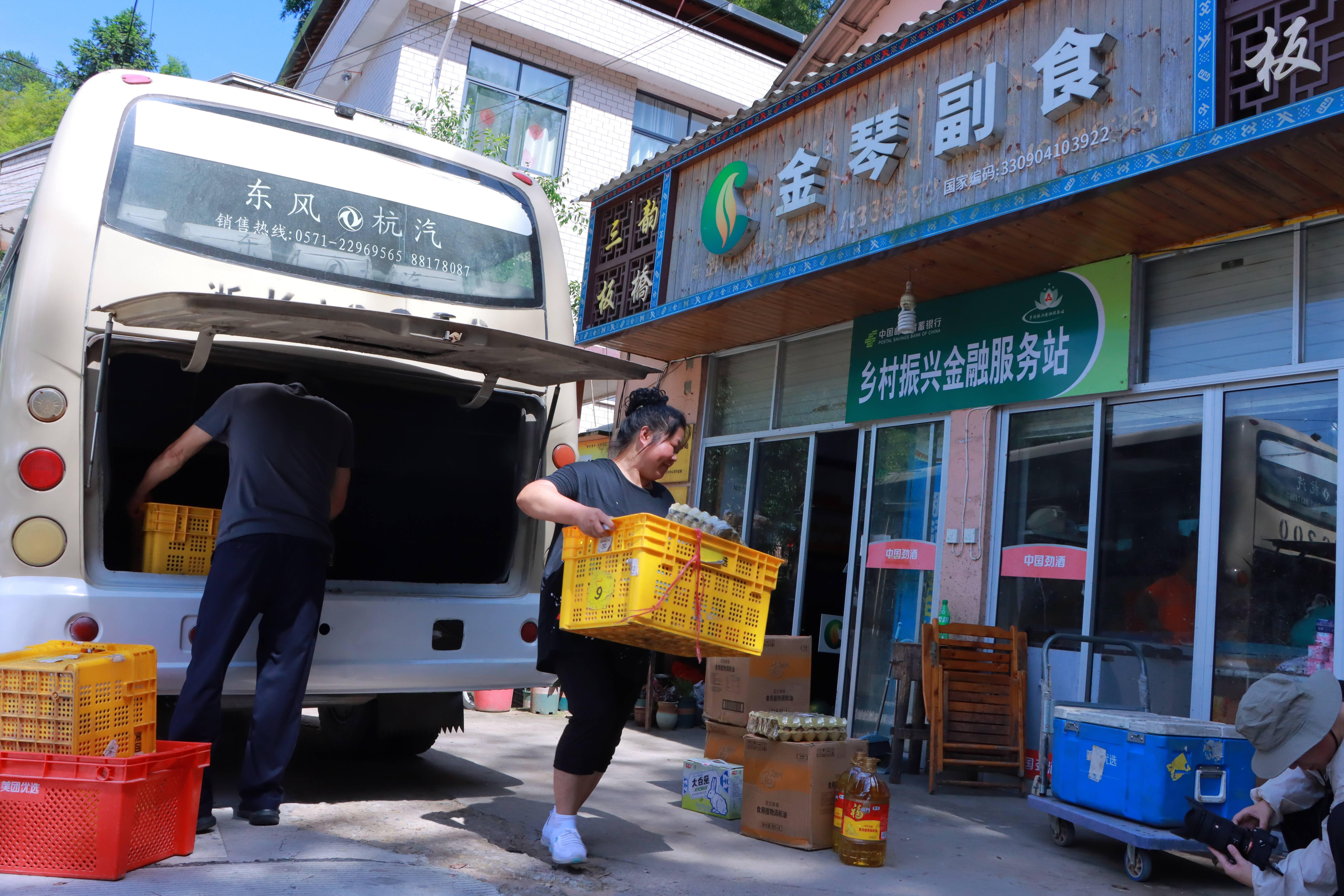 蔬果、货物“坐”上客车到达乡村。(2129885)-20240131135554(1).jpg